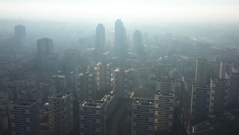 Skyline-Gebäude-Während-Eines-Verschmutzten-Tages-Pariser-Wolkenkratzer-Moderne-Architektur